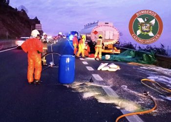 Reabierto el tráfico en la A-8 tras el accidente de dos camiones con fuga de gasoil