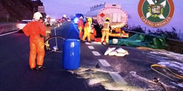 Reabierto el tráfico en la A-8 tras el accidente de dos camiones con fuga de gasoil