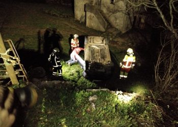 Herido tras el vuelco de su vehículo en Miera