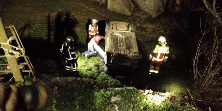 Herido tras el vuelco de su vehículo en Miera