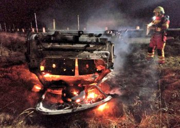 Vuelca y se incendia un vehículo en Soba