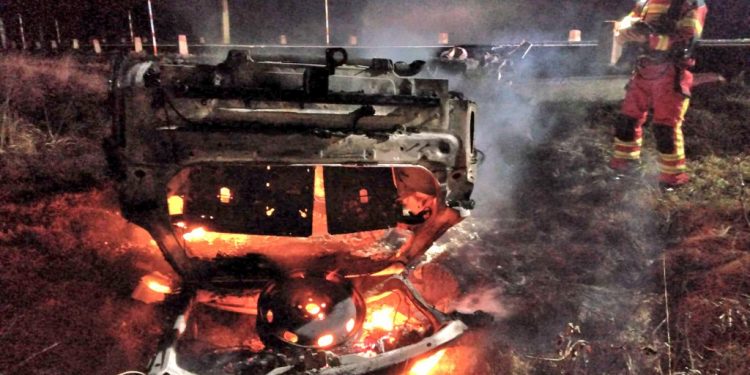 Vuelca y se incendia un vehículo en Soba