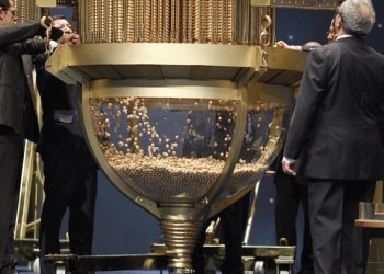 Los cántabros, entre los que más gastan en décimos de Navidad con una media de 99,4 euros por habitante