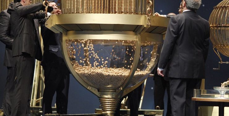 Los cántabros, entre los que más gastan en décimos de Navidad con una media de 99,4 euros por habitante