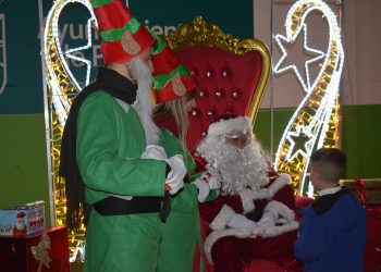Ni el frío ni la lluvia frenaron la magia de Papá Noel en Piélagos
