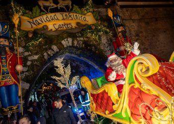 Papá Noel llega a Cartes y llena sus calles de magia navideña