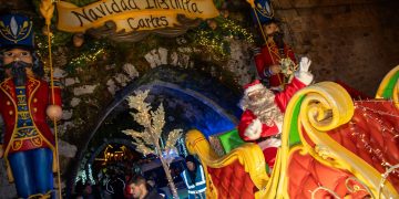 Papá Noel llega a Cartes y llena sus calles de magia navideña