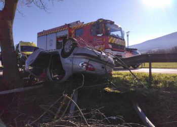 Tres heridos tras un aparatoso accidente de coche en Izara, Campoo de Suso