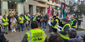 Los pensionistas cántabros entonan villancicos reivindicativos contra los gobiernos de Cantabria y España