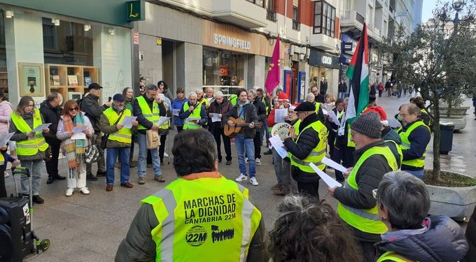 Los pensionistas cántabros entonan villancicos reivindicativos contra los gobiernos de Cantabria y España