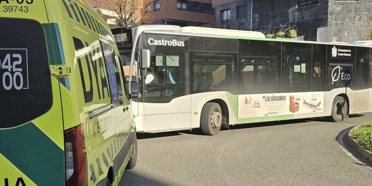 Una persona sufre hipoglucemia en un autobús urbano y es trasladada a un centro de salud