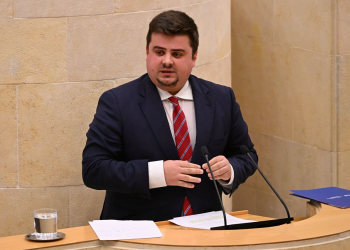 El PP denuncia la cacería y hostigamiento político del PSOE contra el consejero de Salud