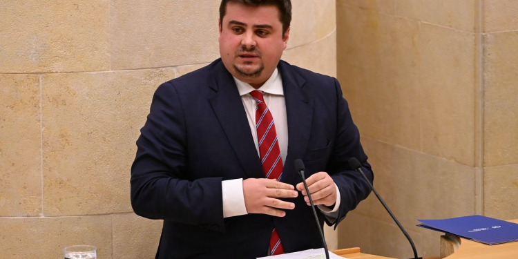 El PP denuncia la cacería y hostigamiento político del PSOE contra el consejero de Salud