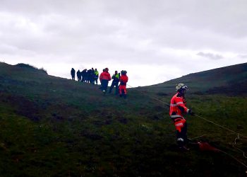 Rescatado un surfista atrapado en las rocas de Punta Ballota, Suances