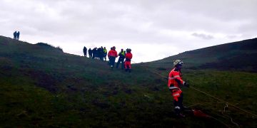 Rescatado un surfista atrapado en las rocas de Punta Ballota, Suances