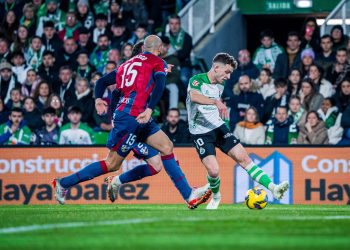 El Racing tropieza ante el Huesca (0-1) en una tarde de lucha sin recompensa