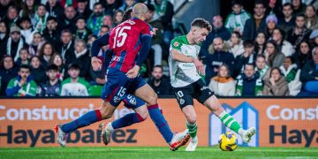 El Racing tropieza ante el Huesca (0-1) en una tarde de lucha sin recompensa