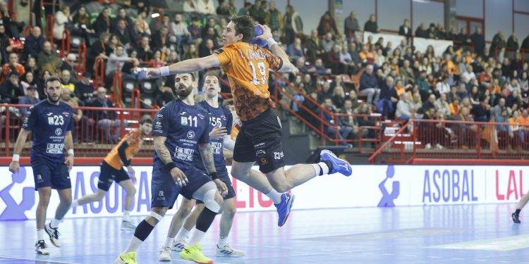 El Bathco BM Torrelavega busca asegurar su plaza en la Copa de España 2025 frente a Helvetia Anaitasuna