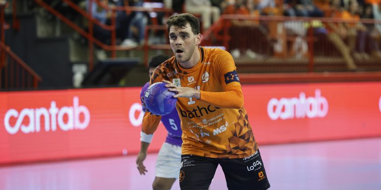 Bathco BM Torrelavega cumple y gana en Sevilla