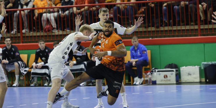 El pivote naranja Marcio Silva lesionado