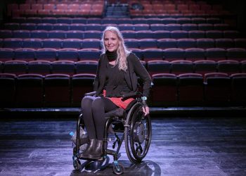 El Teatro Municipal Concha Espina de Torrelavega acoge el estreno de Manuela, el vuelo infinito, un homenaje a la superación personal