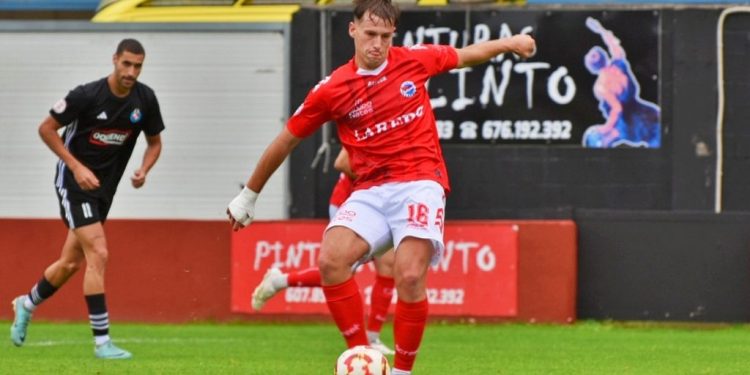 El CD Laredo y Óscar Maza separan sus caminos por el momento