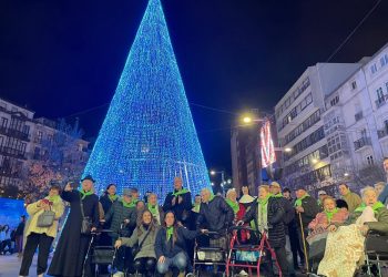 Los mayores de la residencia Santa Lucía disfrutan del ambiente navideño de Santander en un paseo especial