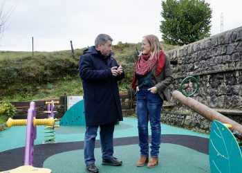La Consejería de Presidencia acondiciona un nuevo parque infantil en Bustablado