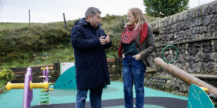 La Consejería de Presidencia acondiciona un nuevo parque infantil en Bustablado