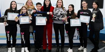 La alcaldesa de Santander recibe a los bailarines de la escuela Alexmar tras su éxito en el campeonato europeo de danza