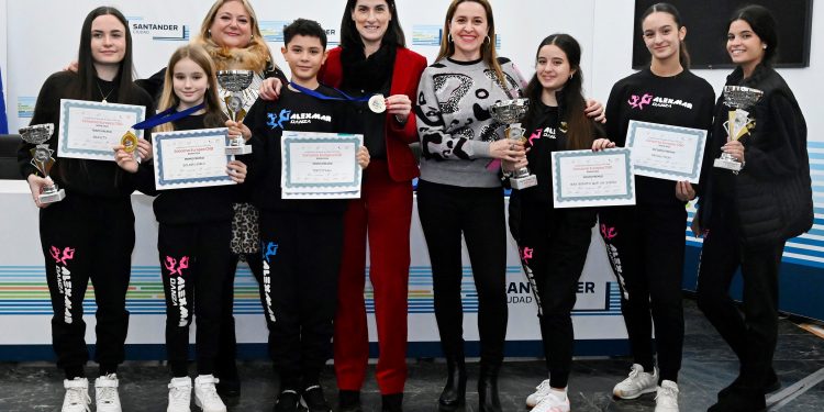 La alcaldesa de Santander recibe a los bailarines de la escuela Alexmar tras su éxito en el campeonato europeo de danza