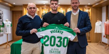 El Racing renueva a Iñigo Vicente hasta el 30 de junio de 2030