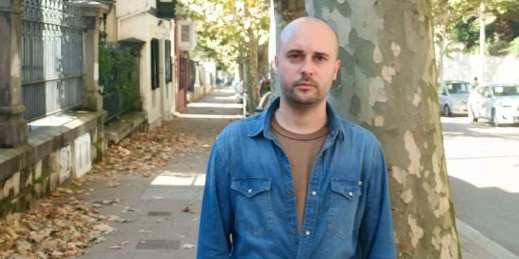 El coordinador de Izquierda Unida en Cantabria reta a la presidenta Buruaga a defender los intereses de la comunidad autónoma en lugar de seguir las directrices de Ayuso