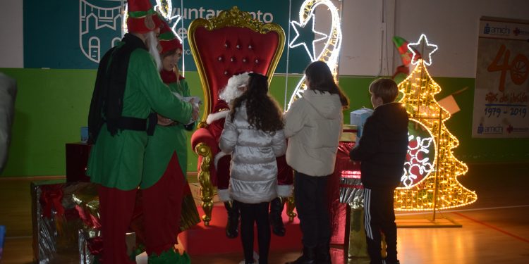 Los niños de Piélagos entregan sus cartas a Papá Noel
