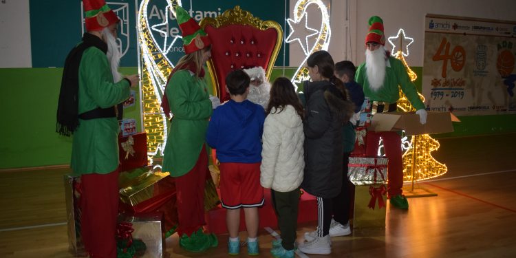 Los niños de Piélagos entregan sus cartas a Papá Noel