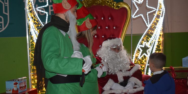 Los niños de Piélagos entregan sus cartas a Papá Noel