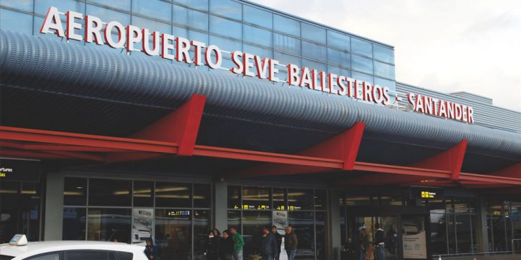 El Aeropuerto Seve Ballesteros opera con normalidad a pesar del temporal
