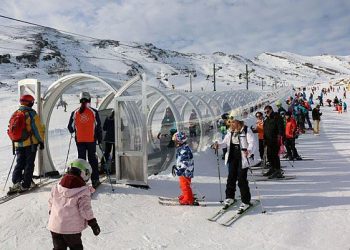 La gran afluencia de esquiadores colapsa los aparcamientos de Alto Campoo antes de la apertura de los remontes