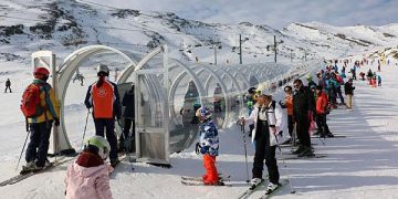 La gran afluencia de esquiadores colapsa los aparcamientos de Alto Campoo antes de la apertura de los remontes