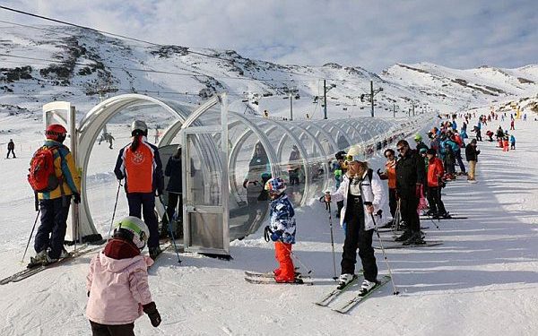 La gran afluencia de esquiadores colapsa los aparcamientos de Alto Campoo antes de la apertura de los remontes
