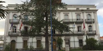 Los grupos municipales de Laredo exigen un pleno extraordinario sobre la gestión del Aparthotel Tenis