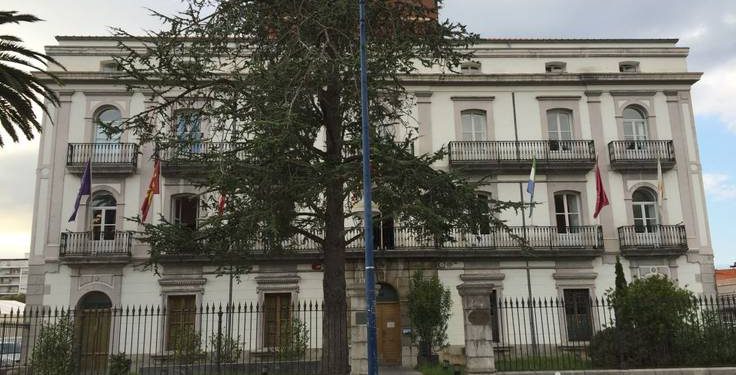 Los grupos municipales de Laredo exigen un pleno extraordinario sobre la gestión del Aparthotel Tenis