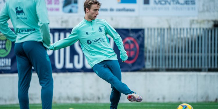 El Racing entrena en Bezana mientras se reponía el césped en El Sardinero