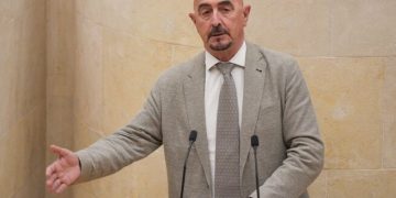 César Pascual evita su segunda reprobación en el Parlamento de Cantabria tras un empate en la votación