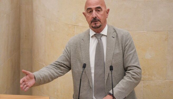 César Pascual evita su segunda reprobación en el Parlamento de Cantabria tras un empate en la votación