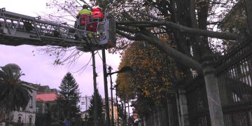 El 112 gestiona 76 incidencias en Cantabria por viento y lluvias en un día marcado por la alerta naranja