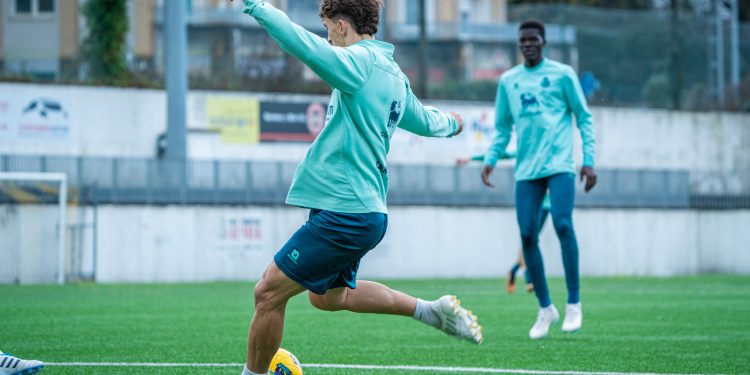 El Racing entrena en Bezana mientras se reponía el césped en El Sardinero