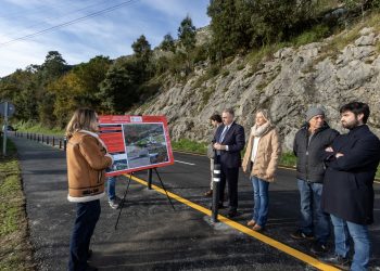 El Gobierno de Cantabria invierte 455.000 euros en la estabilización de taludes y la mejora de la carretera de acceso a Sonabia, en Castro Urdiales