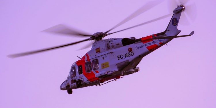 Salvamento Marítimo rescata a un surfista en apuros cerca de Oriñón