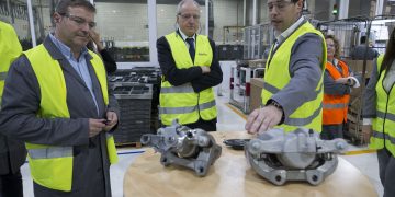 Arasti destaca el apoyo del Gobierno de Cantabria a los procesos de I+D de Hitachi Astemo Buelna con la concesión de una ayuda de un millón de euros